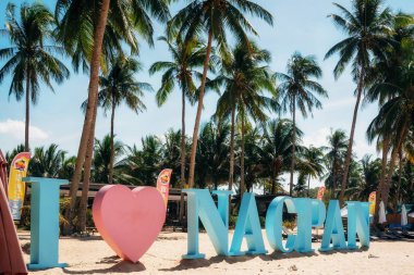 Ben palmiye ağaçları, Palawan, Filipinler karşı plajda Nacpan işareti seviyorum