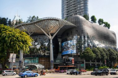 Singapur'da Ion Orchard alışveriş merkezinin ultramodern cephesi