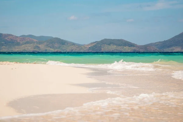 White sand beach, Bulog island, Filippinerna. — Stockfoto