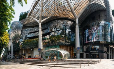 Singapur'da Ion Orchard alışveriş merkezinin ultramodern cephesi