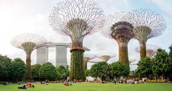 Superstrom v zahradách u zátoky a Marina Bay Sands — Stock fotografie