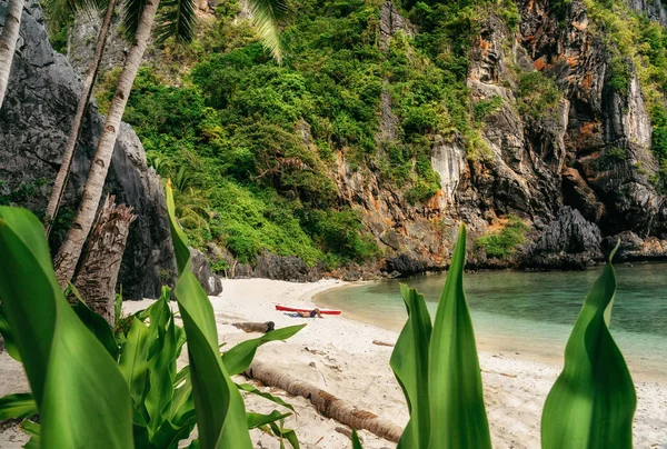 O homem relaxa na praia na ilha tropical. El Nido, Filipinas . — Fotografia de Stock