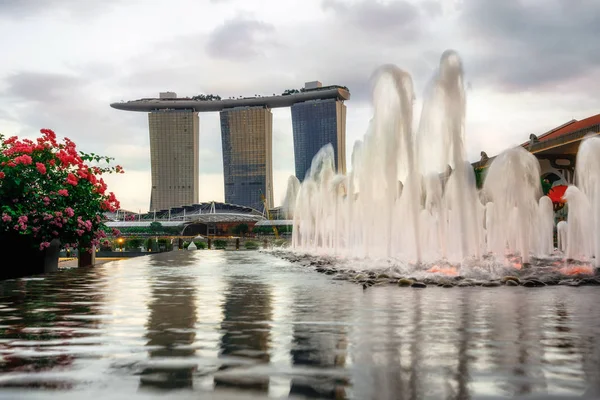 Kašna na Hotel Marina Bay Sands při západu slunce v Singapuru — Stock fotografie