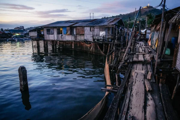 Slums met houten huizen in de buurt van water, Coron City, Palawan, Filippijnen — Stockfoto