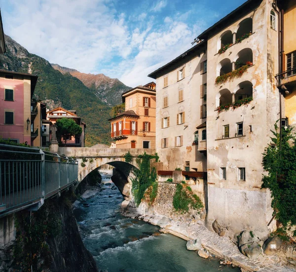 Bonito Chiavenna cidade, Itália . — Fotografia de Stock