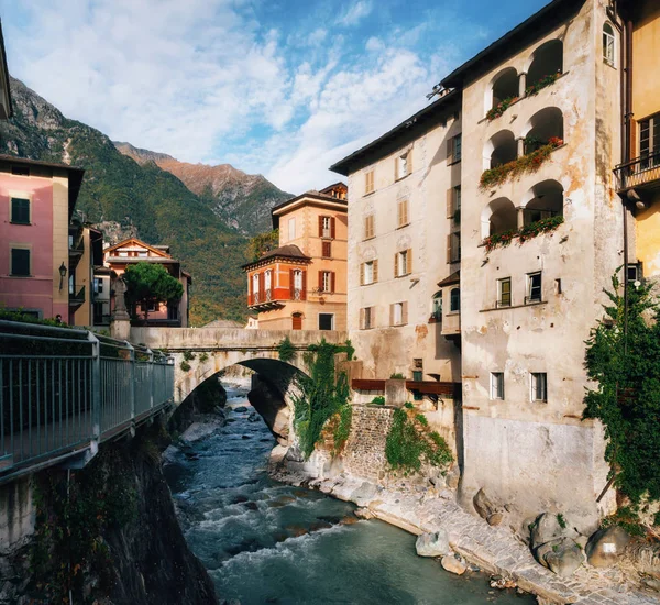 Söt Chiavenna stad, Italien. — Stockfoto