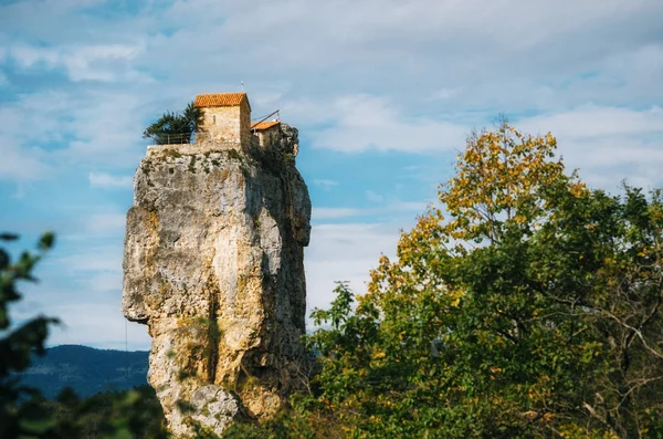 Katskhi pilíř. Gruzínské památek. Kostel na skalnatém útesu. — Stock fotografie