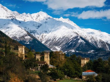 Mestia Svan kuleleri karşı dağlar, Svaneti, Gürcistan.