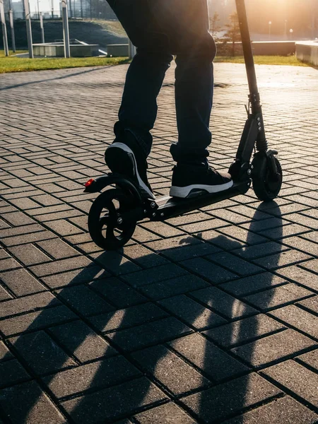 Elektrikli scooter üzerinde adam bacaklar görünümü yakın — Stok fotoğraf