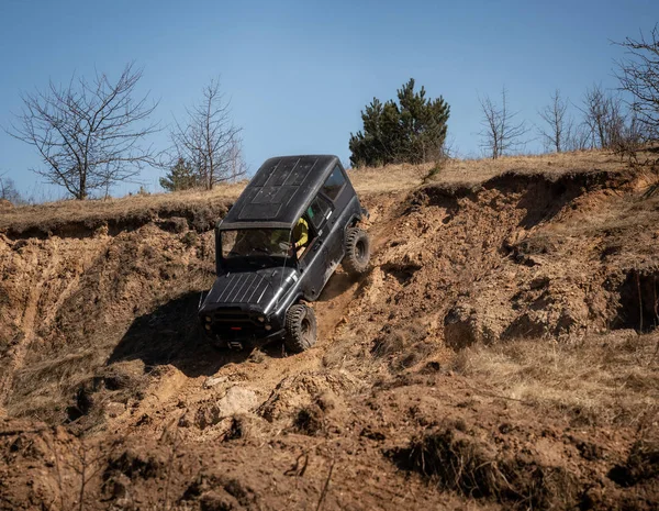 Nákladní automobil 4x4 SUV, který jede z kopce na okraji kopce — Stock fotografie