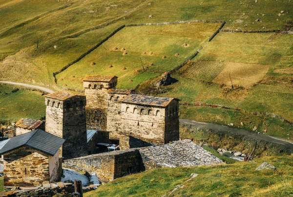 Svan Torres y machub casa con losa, Ushguli, Svaneti, Georgia — Foto de Stock