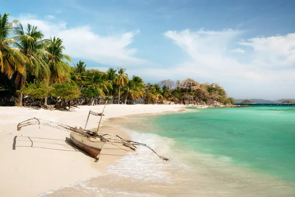 Vit sandstrand. Bulog Island, Filippinerna. — Stockfoto
