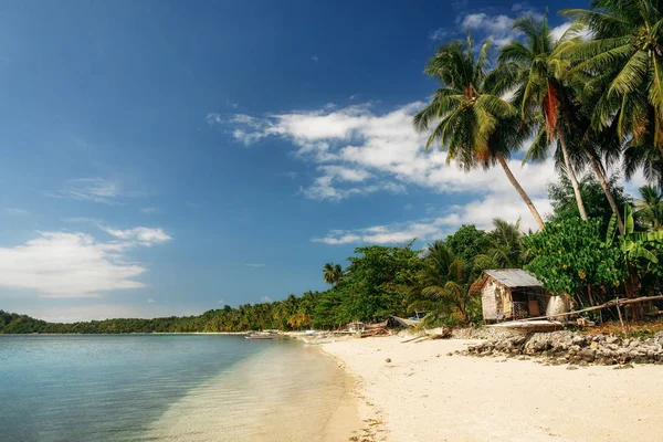 Дикий пляж с бирюзовой водой на острове Кагсалай — стоковое фото