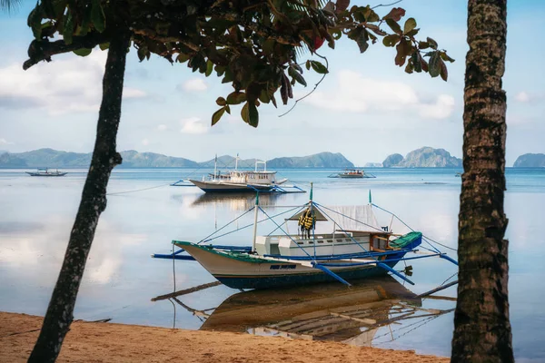Pequenos barcos de bangka na praia, Port Barton, Filipinas — Fotografia de Stock