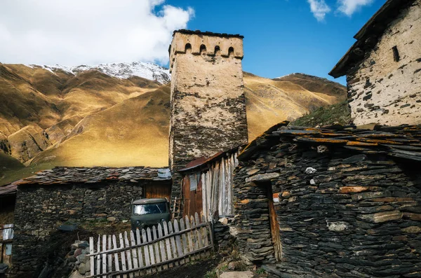 Svan türme und machub haus mit fliesen, ushguli, svaneti, georgia — Stockfoto