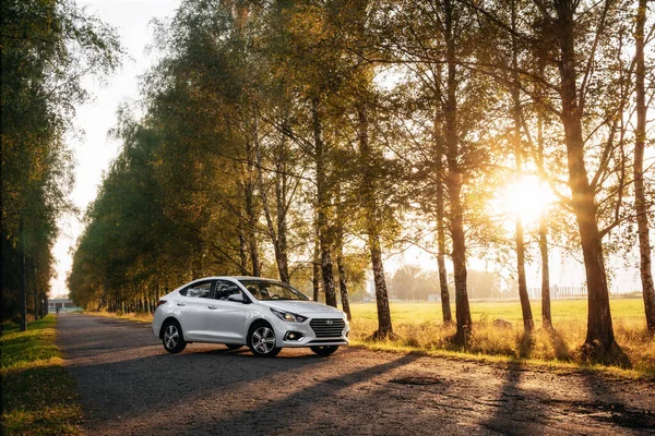 Hyundai Accent 2017 en la carretera del país — Foto de Stock