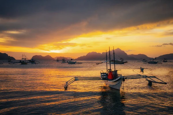 Barcos Filipinos Tradicionais Praia Corong Corong Nido Pôr Sol Ilha — Fotografia de Stock