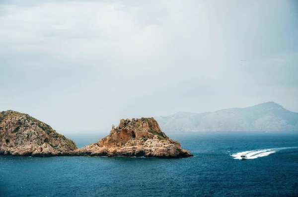 风暴来袭前 游艇在地中海的圣庞萨岩石附近航行 马略卡岛 — 图库照片