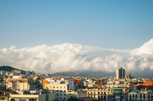 Moln Ovanför Barcelonas Skyline Vid Solnedgången Spanien — Stockfoto