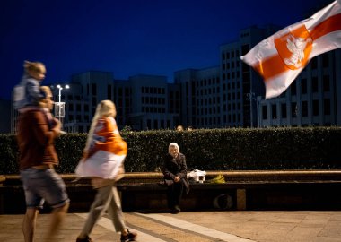 Minsk, Belarus - 21 Ağustos 2020: Beyaz Rusya halkı Beyaz Rusya 'da Beyaz Rusya' daki Minsk, Belarus 'taki Bağımsızlık Meydanı' nda yapılan cumhurbaşkanlığı seçimleri sonrasında barışçıl protestolara katıldı