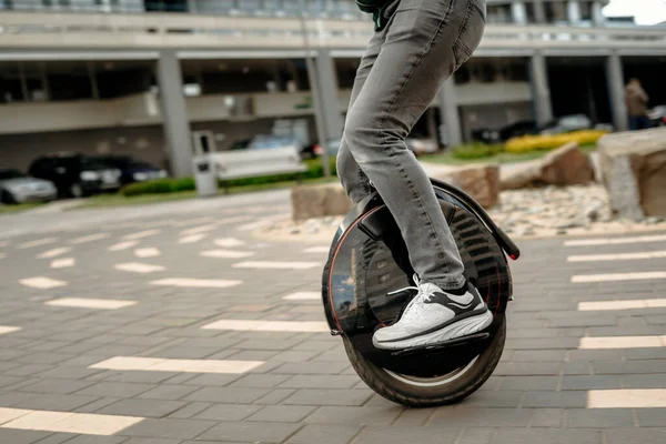 Άνθρωπος Ιππασία Unicycle Στο Δρόμο Ηλεκτρικό Unicycle Κοντά — Φωτογραφία Αρχείου