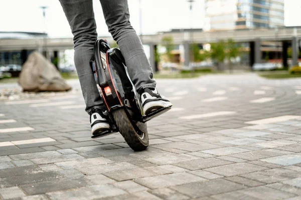 Man Ridning Enhjuling Gatan Elektrisk Enhjuling Närbild — Stockfoto