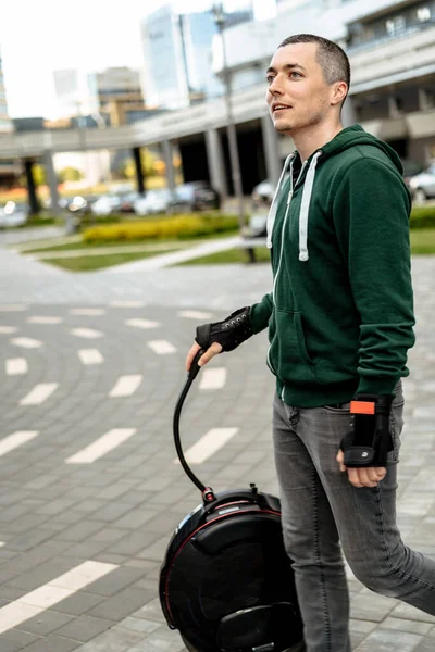 Människan Transporterar Encykel Gatan Elektrisk Enhjuling Närbild — Stockfoto