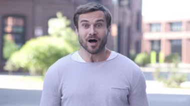 Yakışıklı adam Offcie hareketle başarı kutluyor