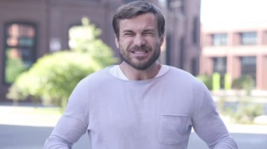 Bağırarak, öfke içinde yakışıklı adam çığlık