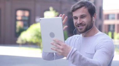 Tablet yakışıklı adam ayakta dış Office tarafından online görüntülü sohbet