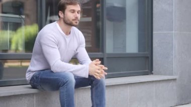 Dış ofis pencere oturduktan sonra bırakarak ciddi yakışıklı adam