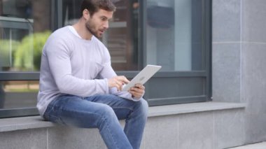 Kaybı, sinirli adam merdivenlerde otururken dizüstü bilgisayarda sonuçlarına göre