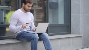 Yakışıklı adam alışveriş Online Laptop süre dışında oturan Office