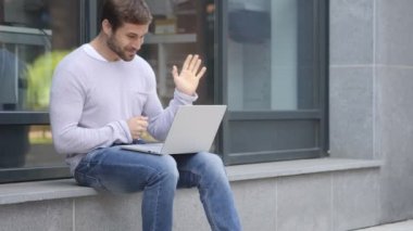 Merdivenler dışında Office üzerinde otururken dizüstü Online Video Chat