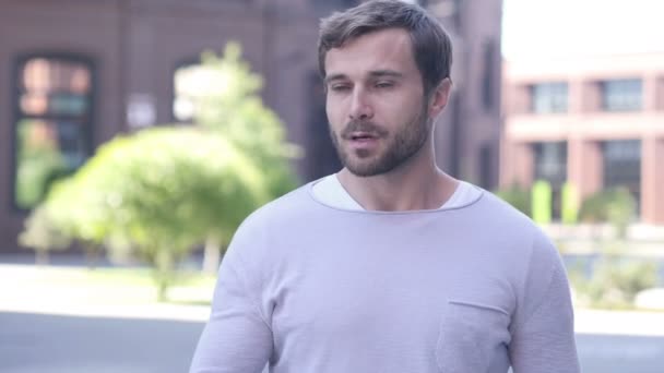 Enfermo guapo hombre toser mientras de pie al aire libre — Vídeos de Stock