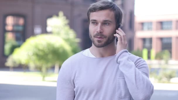 Портрет красивого человека разговаривающего по телефону — стоковое видео