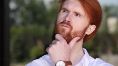 Beyin fırtınası genç tasarımcı düşünme portre