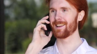 Tasarımcı telefonda konuşurken portresi