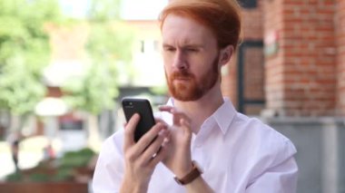 Tasarımcı kullanarak akıllı telefon oturma dışında Office, tarama Online iken
