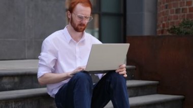 Office merdivenlerde otururken laptop tasarım Typing