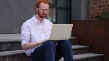 Kaybı, adam sinirli Office merdivenlerde otururken dizüstü bilgisayarda sonuçlarına göre