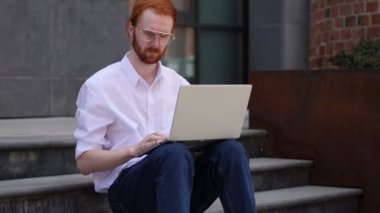 Sonra merdivenlerde oturan ve dizüstü bilgisayar üzerinde çalışan bırakarak Tasarımcısı