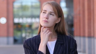 Düşünme iş kadın Ouside Office portresi