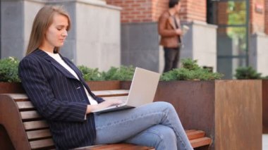 Kadın iş çalışma üstünde Laptop süre dışında oturan Office