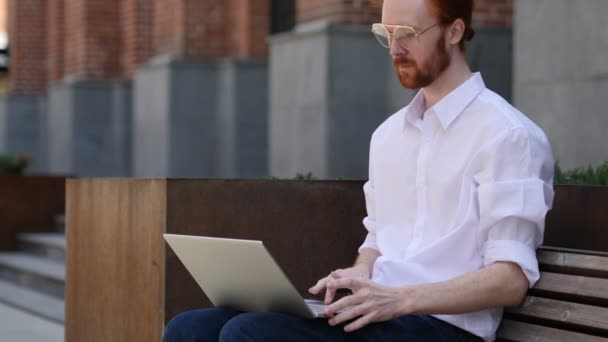 Homem Animado Comemorando Sucesso Laptop Sentado Banco — Vídeo de Stock