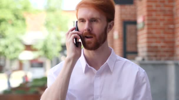 Entretien Téléphonique Homme Qui Assiste Appel Alors Est Debout Extérieur — Video