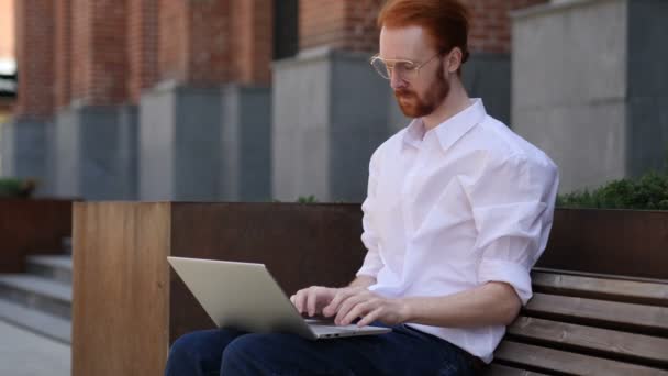 Designer Maskinskrivning Laptop Medan Sitter Utanför Kontoret — Stockvideo