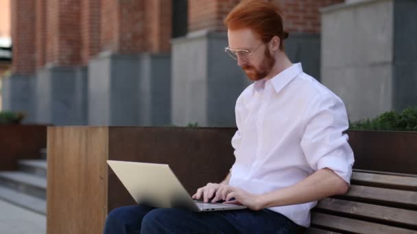 Designer Lämnar Efter Sitter Bänken Och Arbeta Laptop — Stockvideo