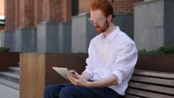 Tasarımcı Kullanarak Tablet Bilgisayar Dışında Ayakta Iken — Stok video