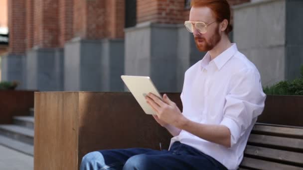 Upphetsad Man Firar Framgångar Tabletp Som Sitter Bänken — Stockvideo